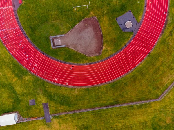 Apprenez à danser la samba : un voyage festif et rythmé!